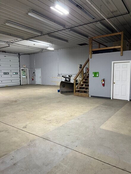 More Photos Of 12 Grays Ln, Biddeford Manufacturing For Lease