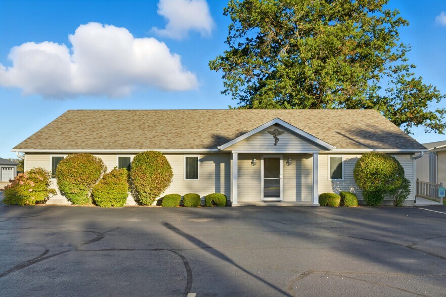 Primary Photo Of 219 N Canal St, Annawan Office For Sale
