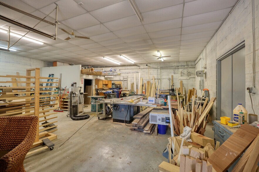 More Photos Of 8213 Gravois Rd, Affton Warehouse For Sale