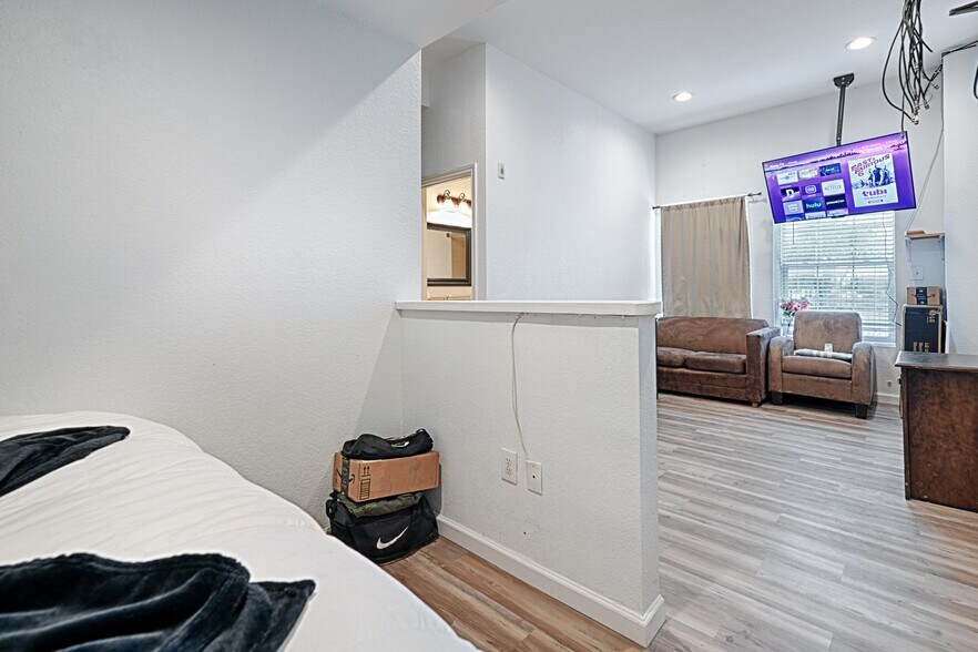 More Photos Of 110 S Main, Dilley Hotel For Sale