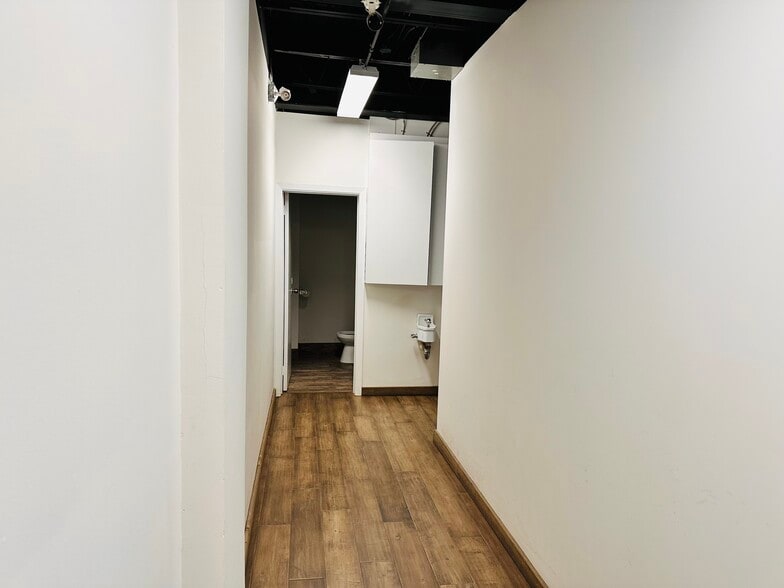 More Photos Of 391 Bank St, Ottawa Storefront Retail Office For Sale