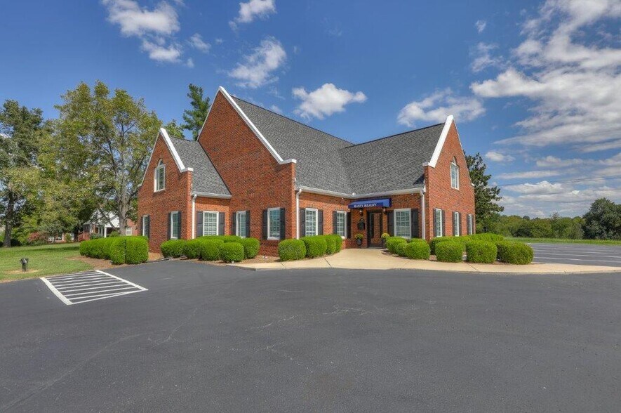 More Photos Of 1404 N Main St, Shelbyville Office Residential For Lease