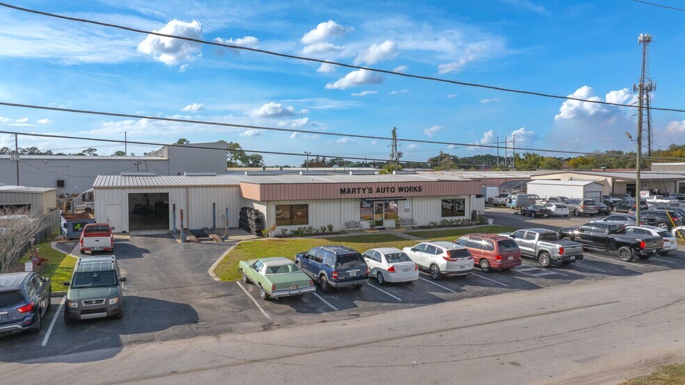 Primary Photo Of 154 Mingo Trl, Longwood Auto Repair For Sale