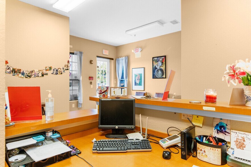 More Photos Of 7044 Commercial Way, Weeki Wachee Office For Sale