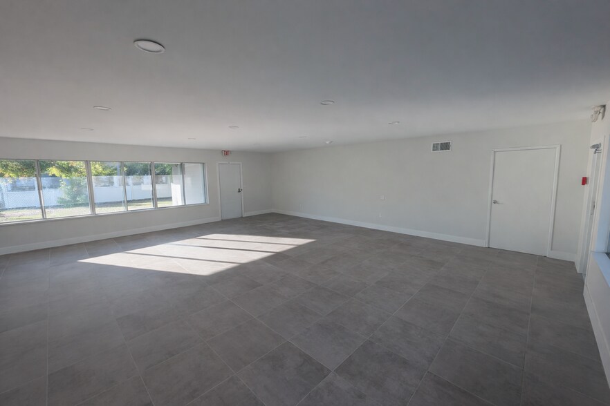 More Photos Of 4726 US-41, Sarasota Religious Facility For Lease