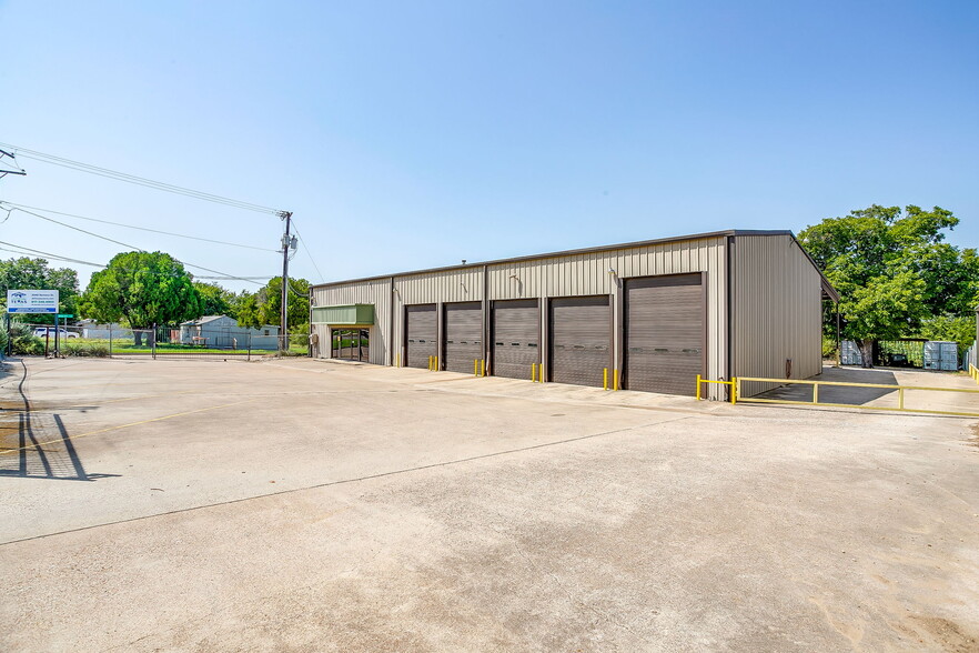 More Photos Of 3040 Ramona Dr, Fort Worth Research And Development For Lease