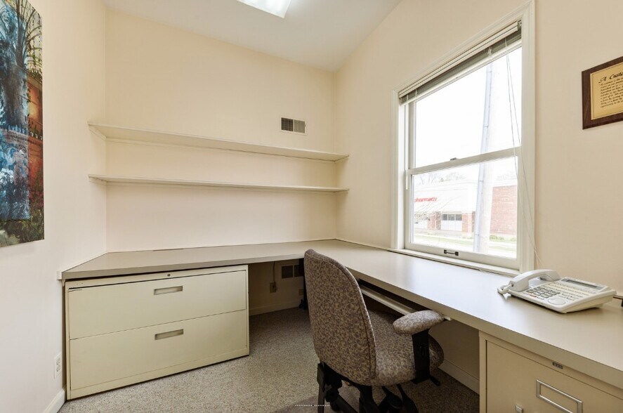 More Photos Of 126 S Northwest Hwy, Barrington Office For Sale