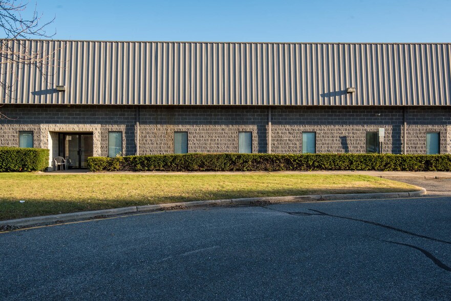 More Photos Of 1985 Swarthmore Ave, Lakewood Warehouse For Lease