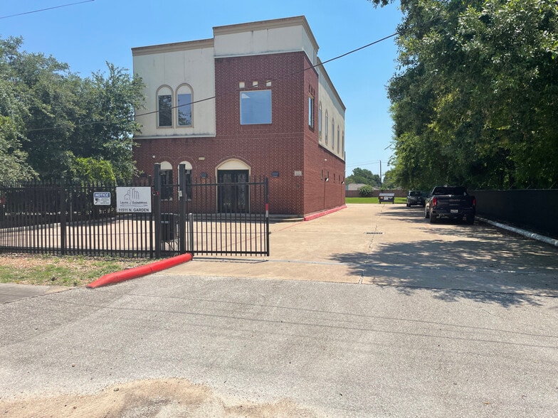 More Photos Of 11511 N Garden St, Houston Office Residential For Sale