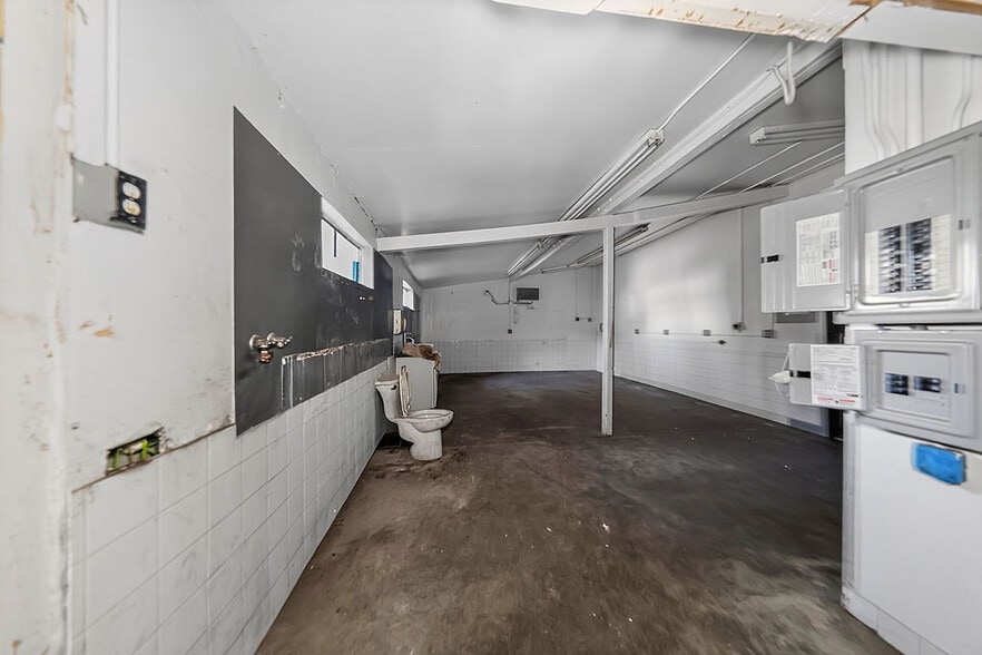 More Photos Of 435 S Main St, Burbank General Retail For Sale