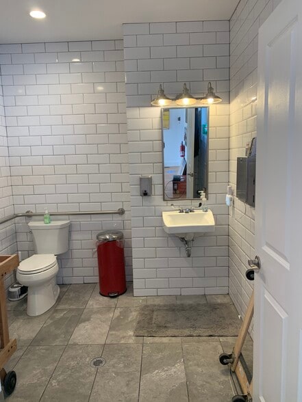 More Photos Of 87 S Euclid Ave, Montauk Freestanding For Lease
