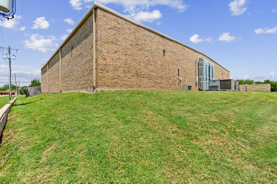 More Photos Of 5412 Davis Blvd, North Richland Hills Freestanding For Sale