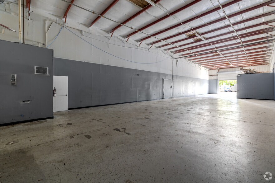 More Photos Of 300 Northstar Ct, Sanford Flex For Lease