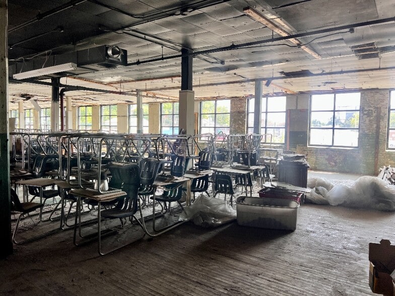 More Photos Of 416 S Glenwood Ave, Dalton Light Manufacturing For Sale