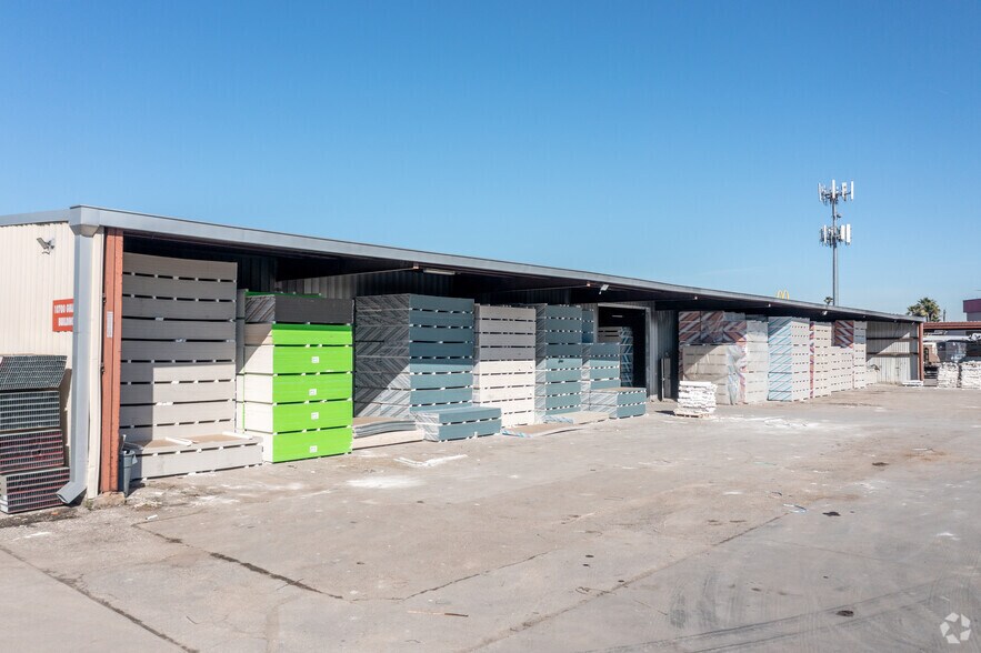 More Photos Of 10700 Gulf Fwy, Houston Warehouse For Lease