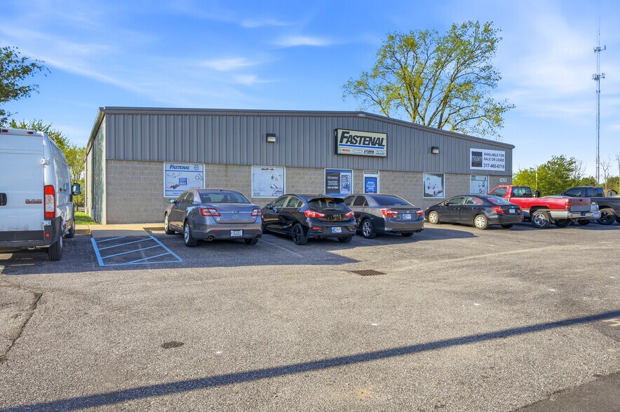 More Photos Of 1429 W Main St, Greenfield Freestanding For Lease