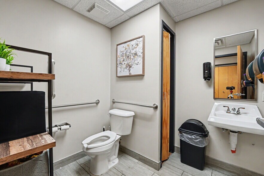More Photos Of 932 Elmwood Ave, Buffalo Flex For Sale
