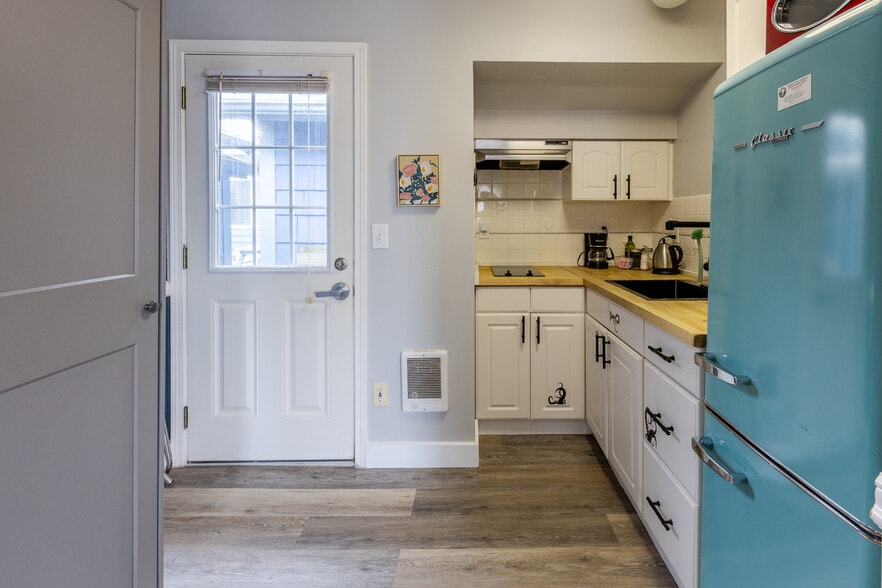 More Photos Of 105 S 6th Ave, Rockaway Beach Hotel For Sale