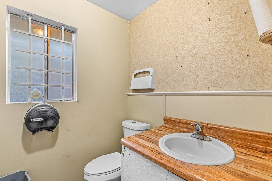 More Photos Of 18097 Redwood Hwy, Selma Restaurant For Sale