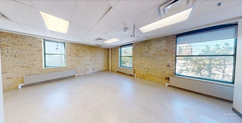 More Photos Of 111 Lombard Ave, Winnipeg Office For Lease