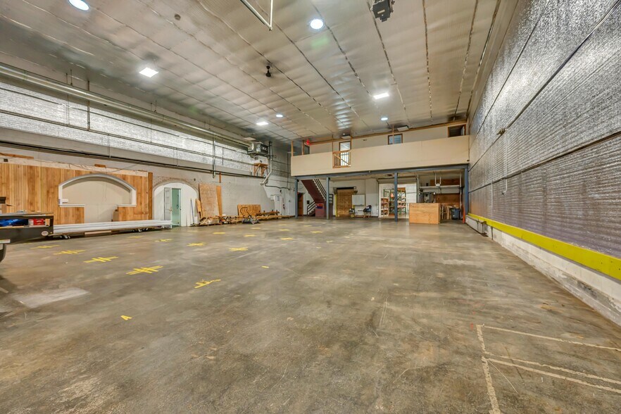 More Photos Of 2391 S Main St, Waterbury Showroom For Lease