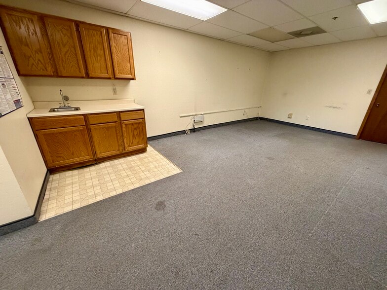 More Photos Of 6203 Material Ave, Loves Park Warehouse For Lease