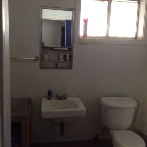 More Photos Of 1611 S Airport Way, Stockton Specialty For Lease