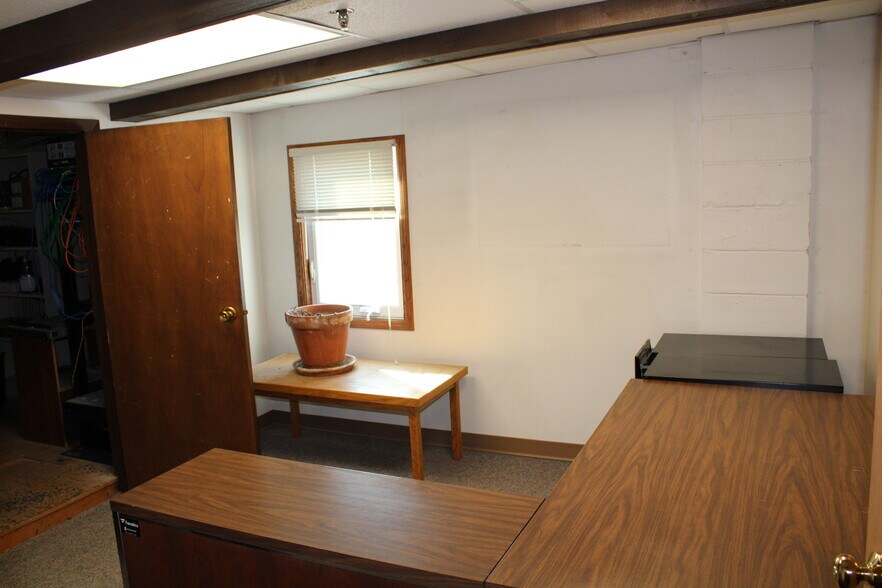 More Photos Of 120 9th St SW, Clarion Flex For Sale