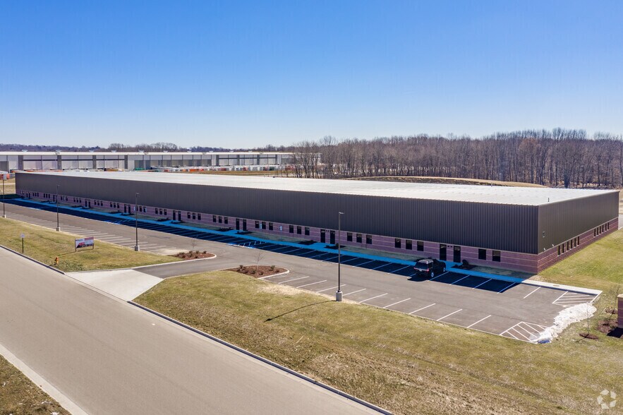 More Photos Of 2071 Phoenix Ave, Massillon Distribution For Lease