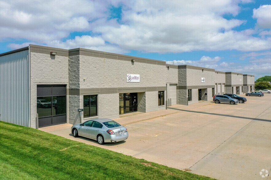 More Photos Of 9840 S 140th St, Omaha Flex For Sale