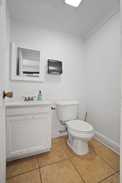 More Photos Of 2422 Montana Ave, El Paso Storefront Retail Office For Sale