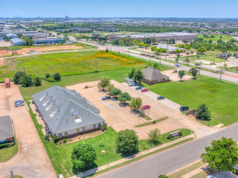 More Photos Of 800 W 18th St, Edmond Medical For Lease