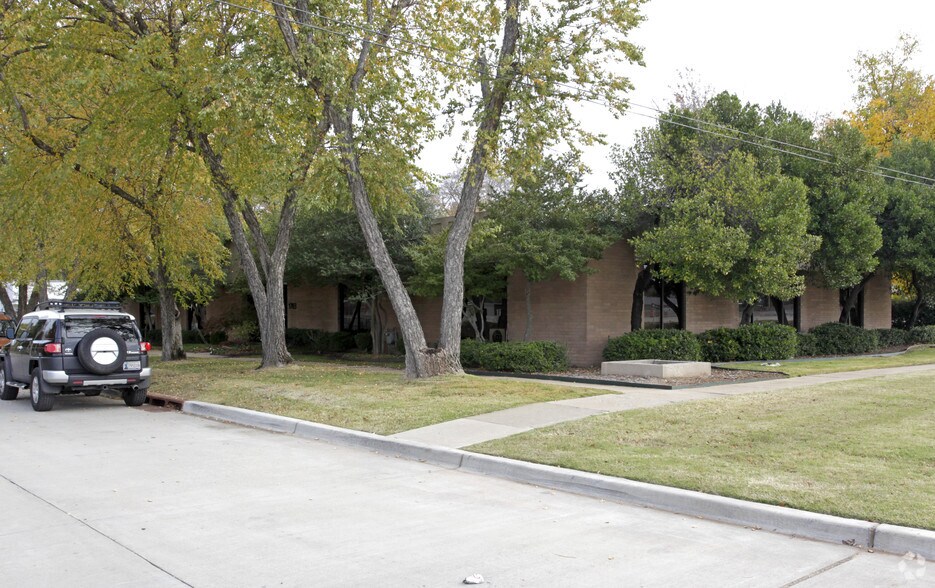 More Photos Of 1703 E Skelly Dr, Tulsa Office For Lease