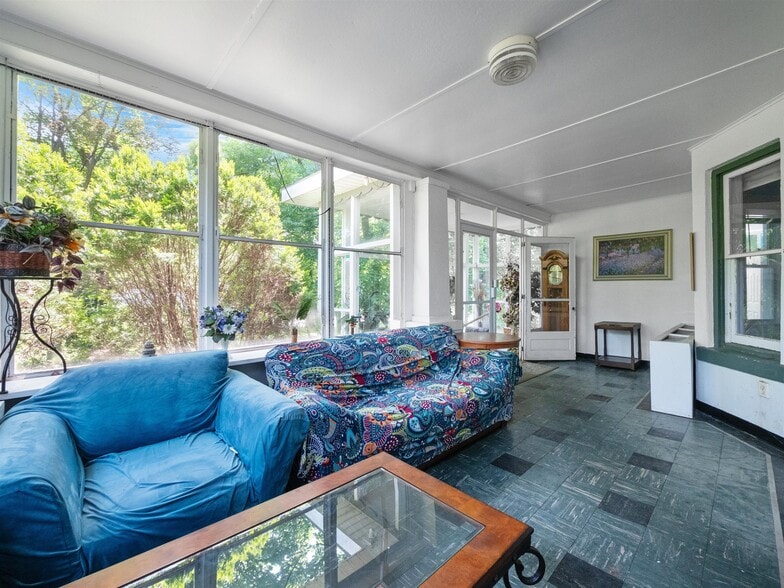 More Photos Of 247 N Middletown Rd, Pearl River Apartments For Sale