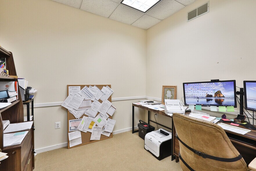 More Photos Of 400-415 Executive Dr, Langhorne Medical For Lease