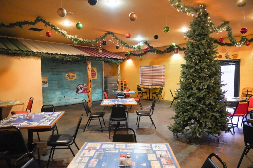 More Photos Of 1006 West Loop, El Campo Restaurant For Sale