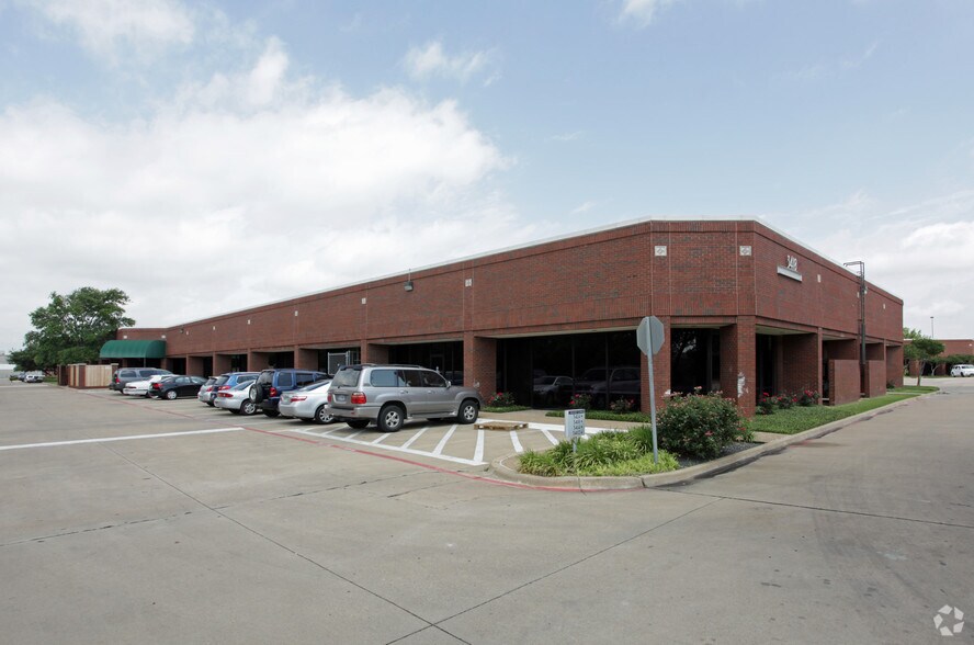 More Photos Of 3418 Midcourt Rd, Carrollton Showroom For Lease