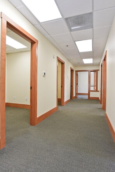 More Photos Of 1705-1717 Willamette Falls Dr, West Linn Storefront Retail Office For Lease