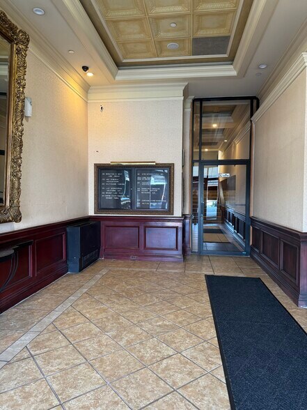 More Photos Of 20 W Park Ave, Long Beach Storefront Retail Office For Lease