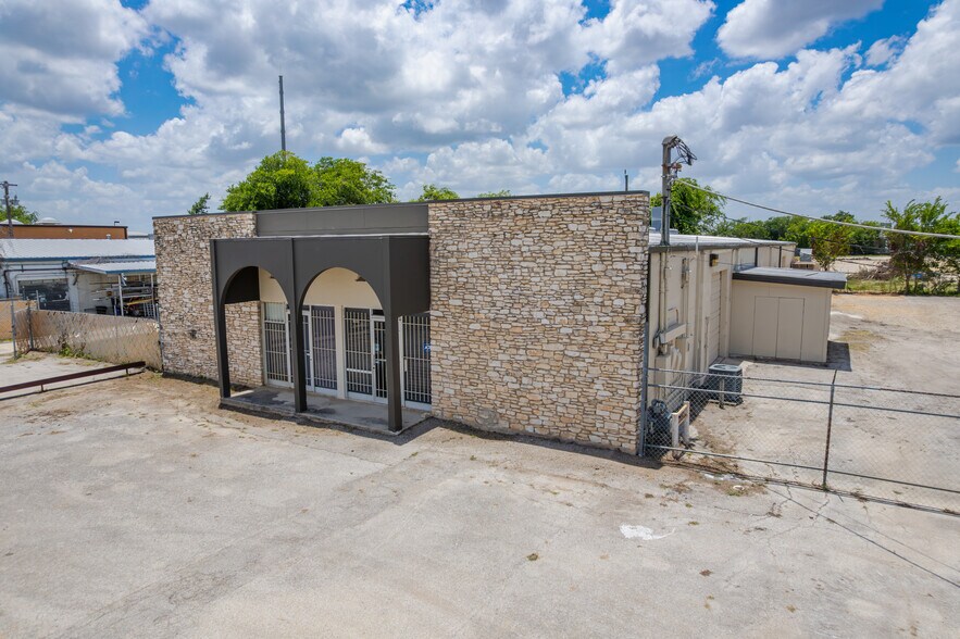 More Photos Of 1111 Paulsun St, San Antonio Light Manufacturing For Lease