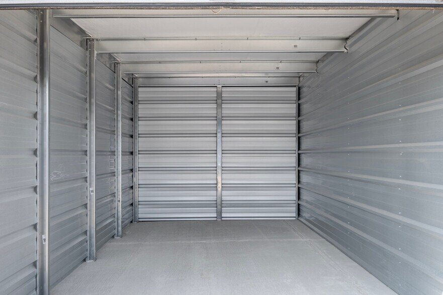 More Photos Of 2011 S Sheridan Rd, Lennon Specialty For Sale