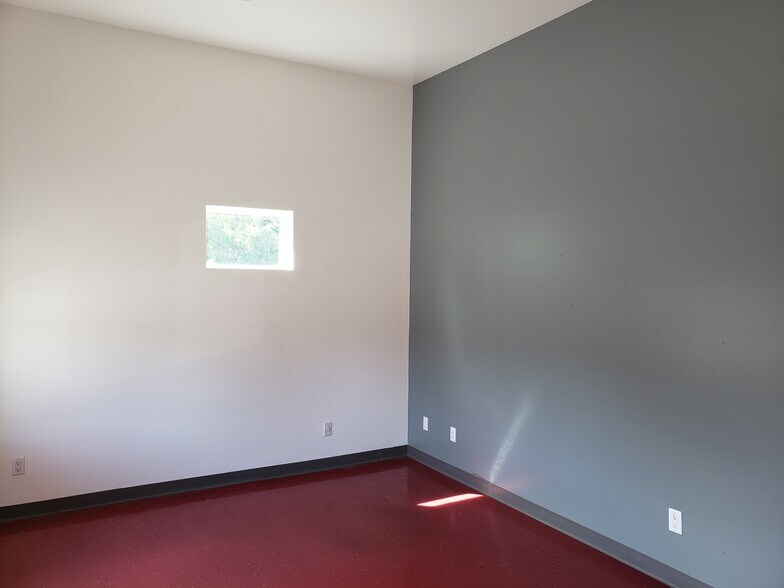 More Photos Of 3059-3061 SE Monroe St, Stuart Warehouse For Lease