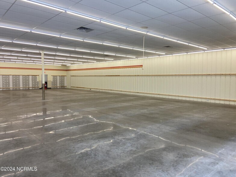 More Photos Of 100 Gardner Farm Ln, Currituck Storefront For Sale