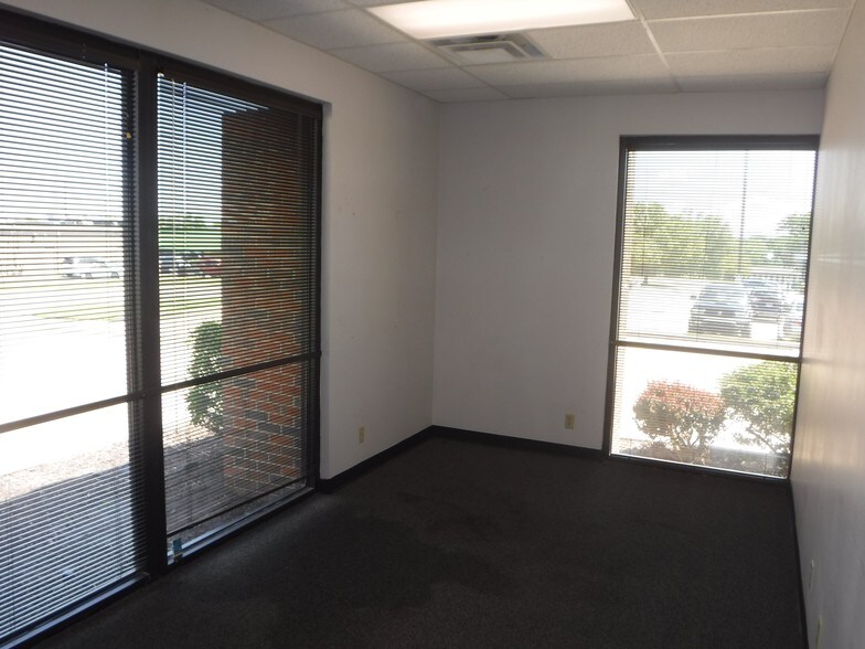 More Photos Of 7803 E Osie St, Wichita Research And Development For Lease