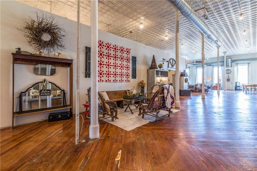 More Photos Of 306 W Main St, Denison Storefront For Sale