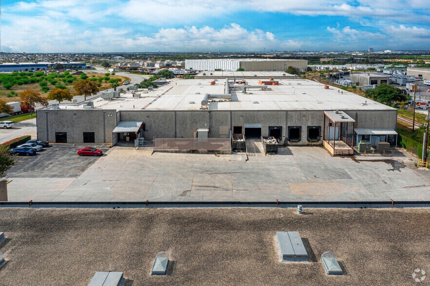 More Photos Of 6111 Woodlake Ctr, San Antonio Manufacturing For Lease