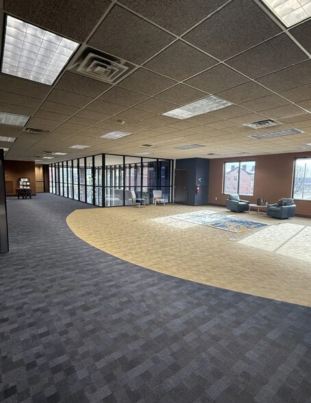 More Photos Of 223 E Spring St, New Albany Bank For Lease