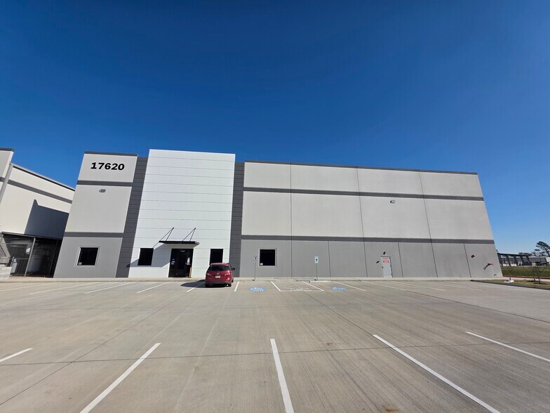 More Photos Of 17620 Eastex Fwy, Humble Industrial For Sale