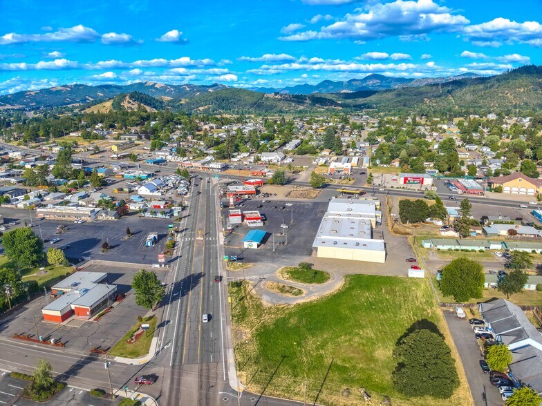 More Photos Of 120 SW Douglas Blvd, Winston Supermarket For Lease