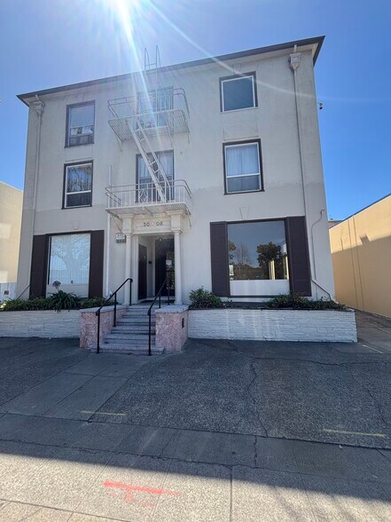 More Photos Of 3008 Lakeshore Ave, Oakland Apartments For Lease
